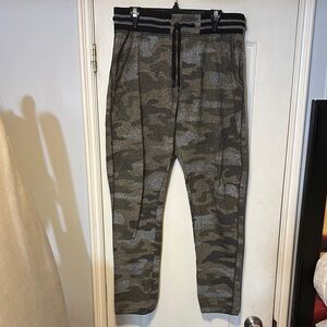Urban Heritage Joggers Camouflage Size Medium